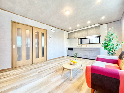【居間・リビング】 | 豊中市穂積１丁目中古戸建 | 現在ご返済中のカーローン・カードローン・教育ローンなどを住宅ローンに一本化したり、家具家電購入費用・引越し費用を住宅ローンと組み合わせるなど、お客さまにメリットの多い住宅ローンのご提案が可能です。