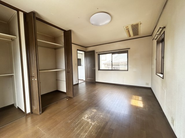 【洋室】 | 左古町売家 | 大きな窓から心地よい風が抜け、快適に過ごせる洋室です