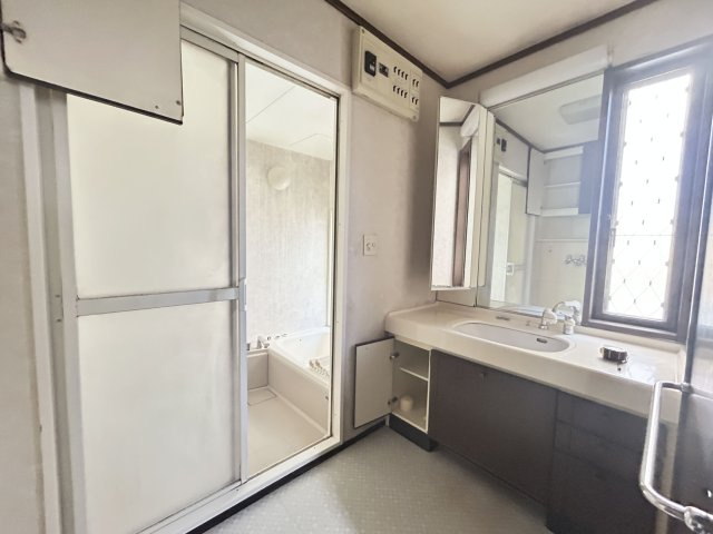 【脱衣所】 | 左古町売家 | ゆとりある脱衣スペース！忙しい朝の身支度もスムーズです