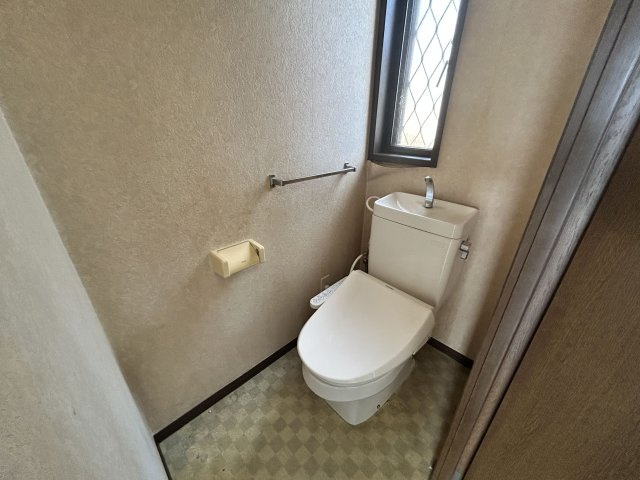 【トイレ】 | 左古町売家 | 最新の温水洗浄便座への交換や壁紙の変更も自由に楽しめます
