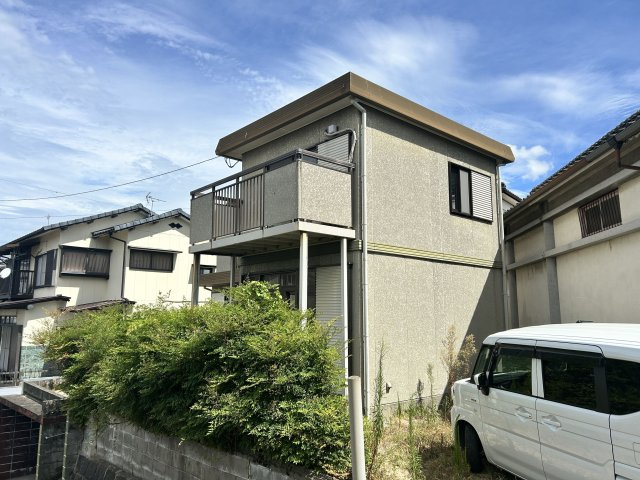 【外観】 | 左古町売家 | 自分好みにリノベ可能！高台に立つ2階建て物件
