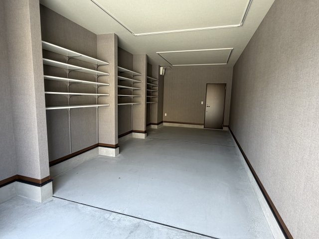 CARGO PIT.