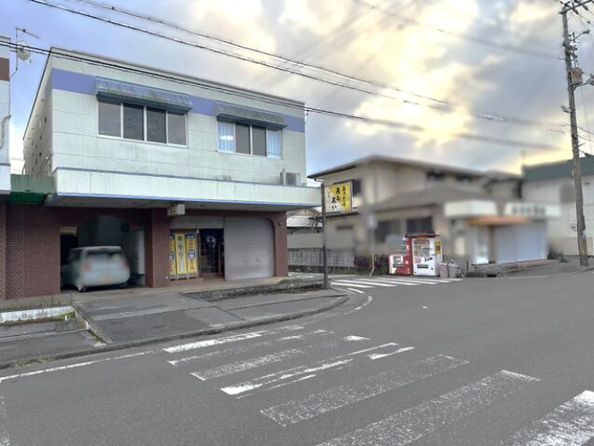 「店舗付き住宅」香南市野市町　中古一戸建ての前面道路含む現地写真|出入りのしやすい角地に位置する、店舗兼住居の2階建て物件