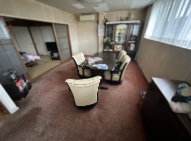 「店舗付き住宅」香南市野市町　中古一戸建ての居間・リビング|ダイニングテーブルを置いても動線が確保できる広さのLDKは、隣接する和室の引き戸を開放して空間をひと続きにするとより広く実用的に使えます