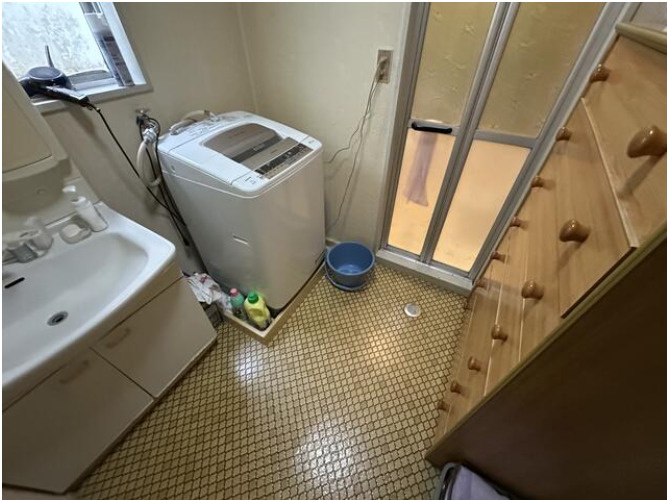 「店舗付き住宅」香南市野市町　中古一戸建ての洗面所|洗面台の横に洗濯機をゆったり置ける実用的なスペースを確保　窓付きで通気性が良く、日々の身支度や洗濯作業をスムーズに行える使い勝手の良い設計です