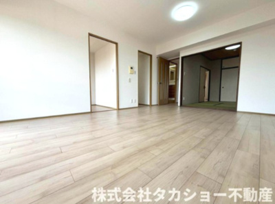 【居間・リビング】 | アーバンデュオちはら台壱番館 | 家族が集まるリビングは角部屋の為窓もあり、明るく広々しております☆彡