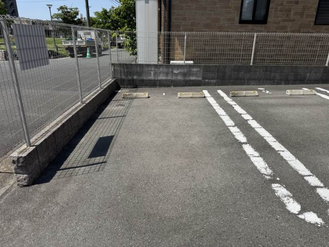 シャン　ドゥ　フルールの駐車場