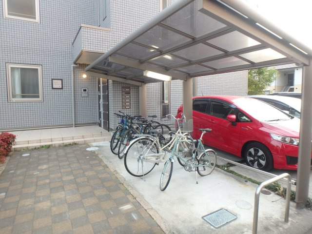 【その他共用部分】 | エフティー西宮北口　Ａ棟 | 屋根付き駐輪スペースです