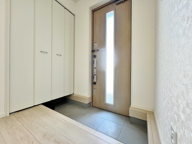 板橋区赤塚7丁目 限定1棟の玄関|明るく迎えてくれる玄関スペース
ホールを設け開放的な空間