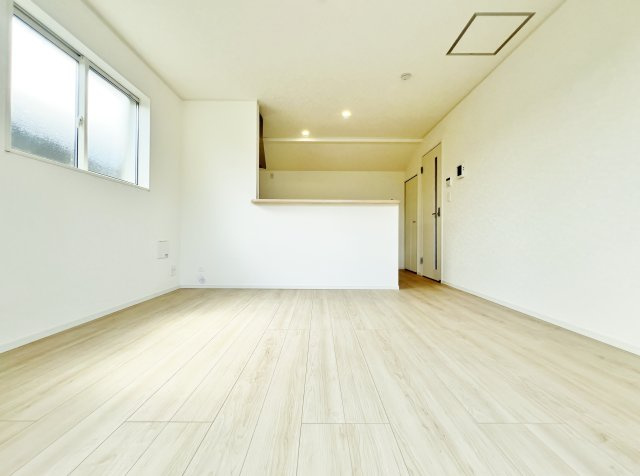 板橋区赤塚7丁目 限定1棟の居間・リビング|2階に配した明るいリビング♪♪
広さもしっかりと確保し団欒空間を造りました