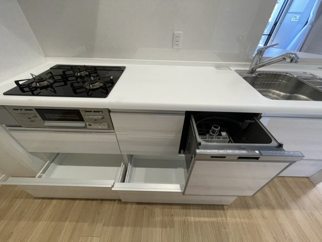 ロイヤルアーク芦屋のキッチン|3口コンロ、食洗機付き。