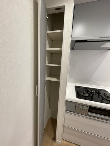 ロイヤルアーク芦屋のキッチン|キッチンにもうれしい収納付き。