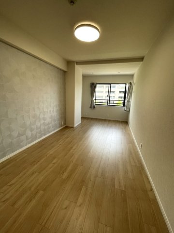 ロイヤルアーク芦屋の洋室|約9.6帖洋室。