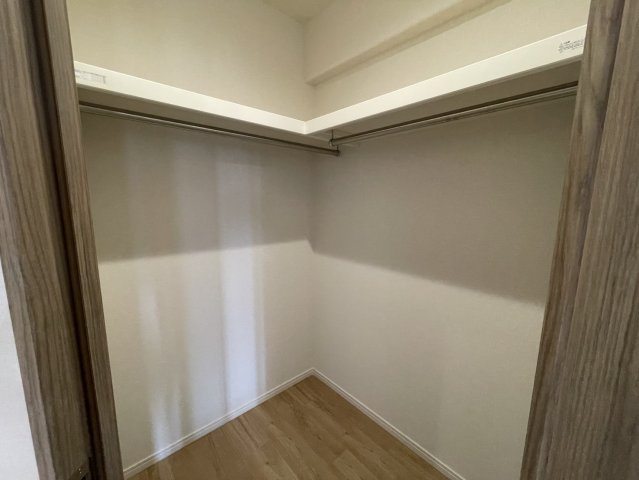 ロイヤルアーク芦屋の収納|9.6帖の洋室にはたっぷり収納できるウォークインクローゼットがございます。