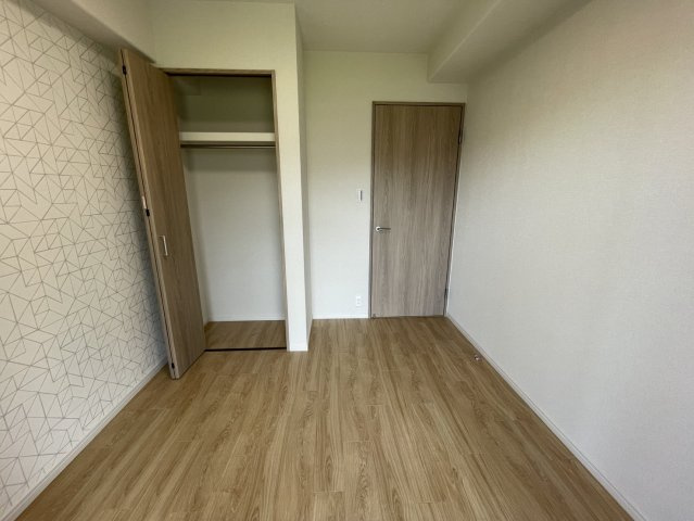 ロイヤルアーク芦屋の収納|4.8帖洋室クローゼット。全居室にクローゼットがあり収納スペースはたっぷり。