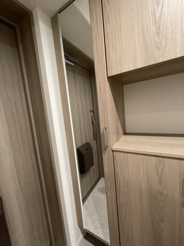 ロイヤルアーク芦屋の玄関|玄関にはミラーがございます。