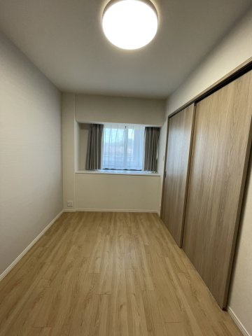 ロイヤルアーク芦屋の洋室|約5.4帖洋室。