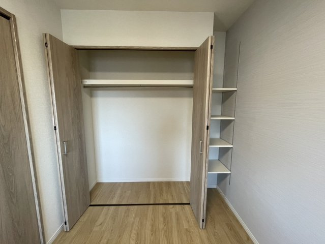 ロイヤルアーク芦屋の収納|5.4帖洋室クローゼット。