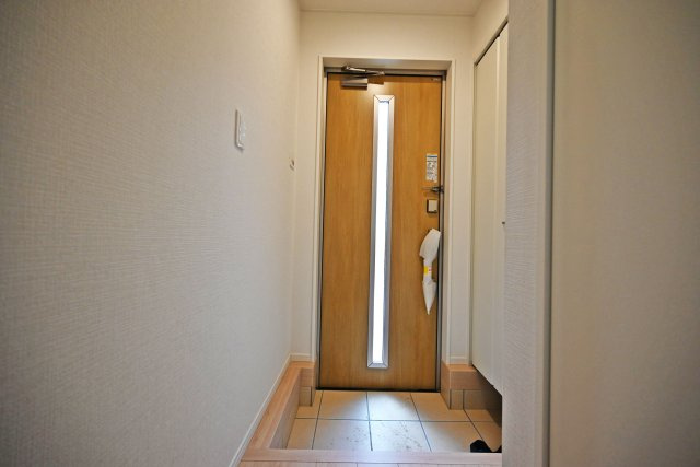 クレイドルガーデン鳥飼西3丁目新築一戸建て│3LDK＋並列駐車2台可の玄関|使い勝手の良い広さを確保した玄関は、靴の脱ぎ履きもスムーズに行えます。