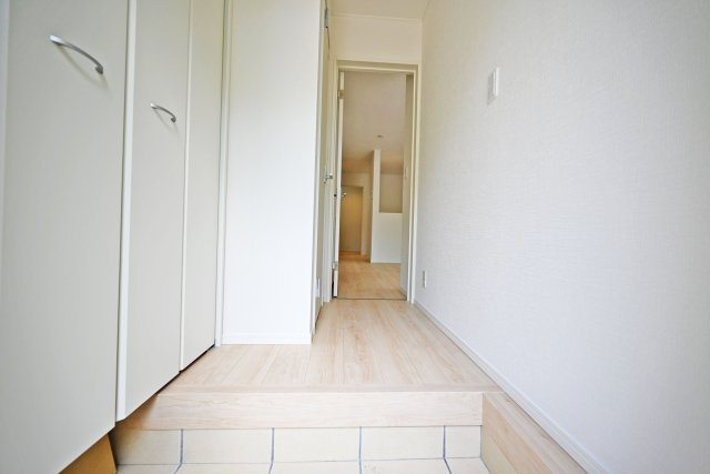 クレイドルガーデン鳥飼西3丁目新築一戸建て│3LDK＋並列駐車2台可の玄関|大容量のシューズクローゼットを備え、ご家族皆さまの靴をすっきり収納できます。