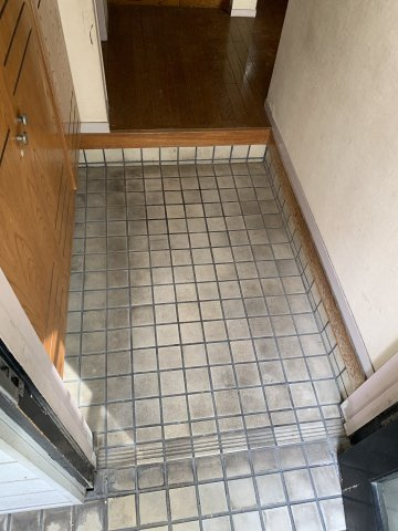 苅田３丁目　貸店舗の玄関