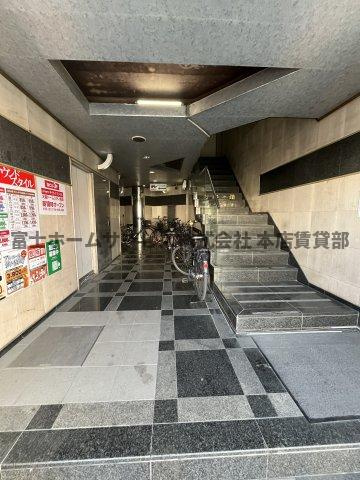 ハイハットアベニュービルのエントランス