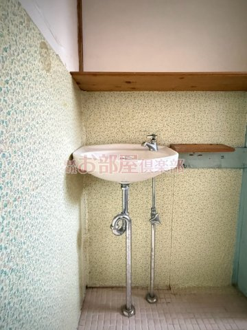 井上住宅のトイレ|清潔感のあるトイレです。
洗面台もあります。
