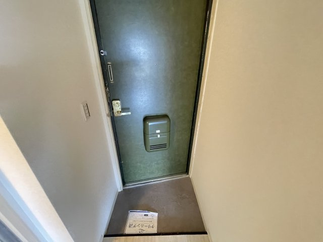 門真市垣内町の店舗事務所の玄関