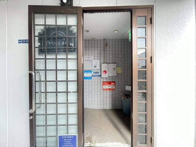 門真市垣内町の店舗事務所のエントランス