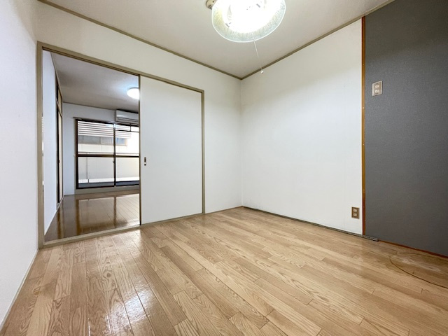 高槻市芥川町３丁目の事務所の洋室