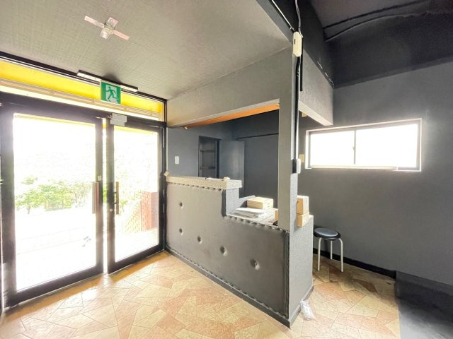 寝屋川市豊野町の店舗一部の玄関