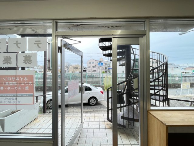寝屋川市萱島本町の店舗事務所のエントランス