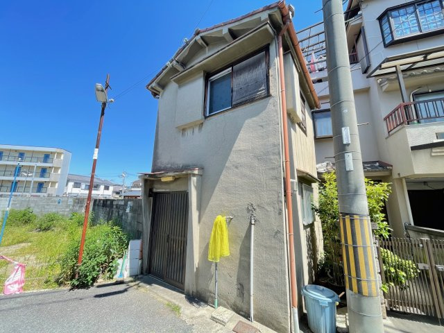 寝屋川市長栄寺町の店舗事務所の外観