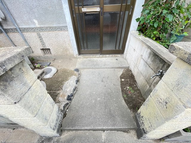 寝屋川市高柳５丁目の店舗事務所のエントランス