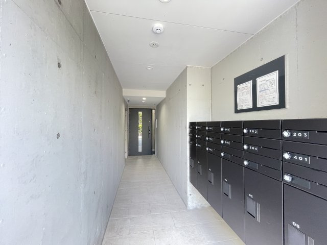 寝屋川市本町の事務所のエントランス