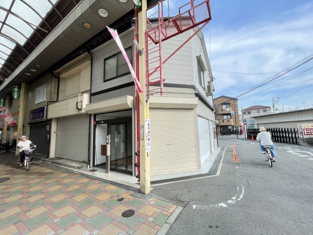 寝屋川市東大利町の店舗一部の外観