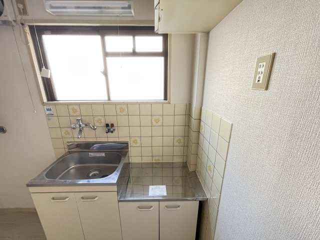 門真市幸福町の店舗事務所のキッチン