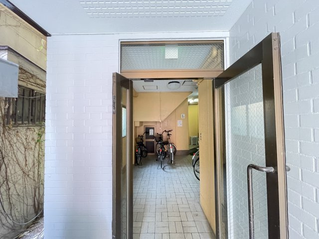 門真市幸福町の店舗事務所のエントランス