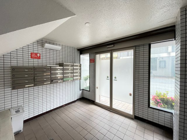寝屋川市香里北之町の店舗事務所のエントランス