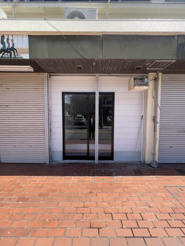 川西市美園町の店舗事務所のエントランス