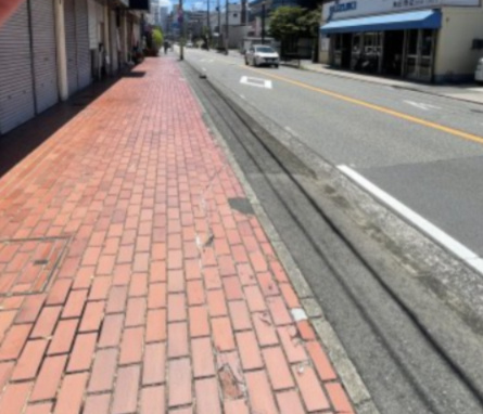 川西市美園町の店舗事務所の駐車場