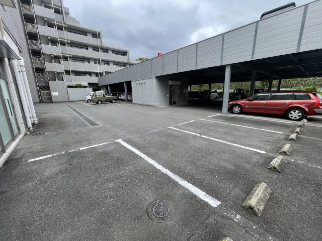 吹田市高野台４丁目の店舗事務所の駐車場