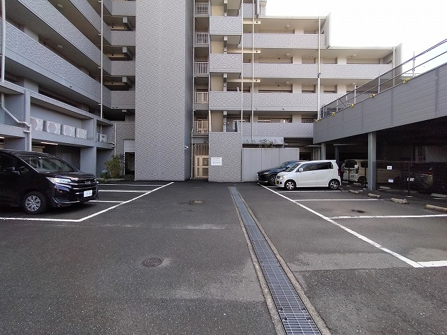 吹田市高野台４丁目の店舗事務所の駐車場