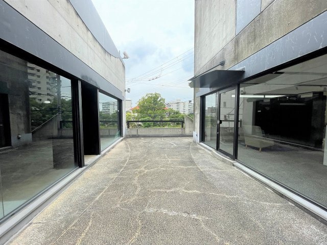 吹田市五月が丘北の店舗一部のエントランス|2階エントランス（202＝右側）