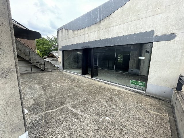 吹田市五月が丘北の店舗一部のエントランス|2階エントランス