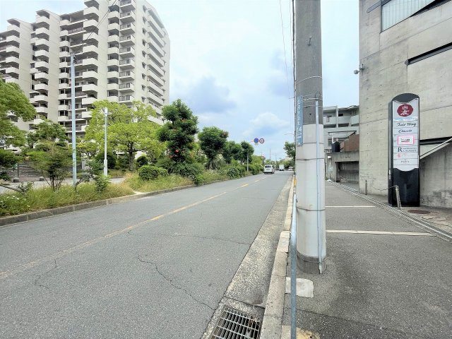 吹田市五月が丘北の店舗一部の周辺|前面道路