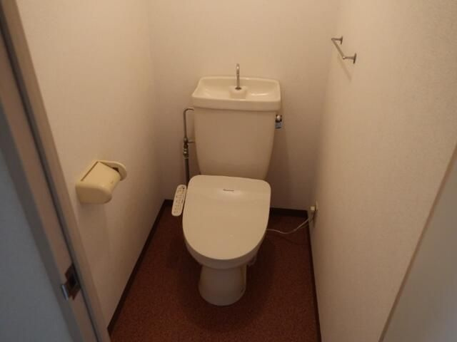 ストークマンションⅠのトイレ|落ち着いた色調のトイレです