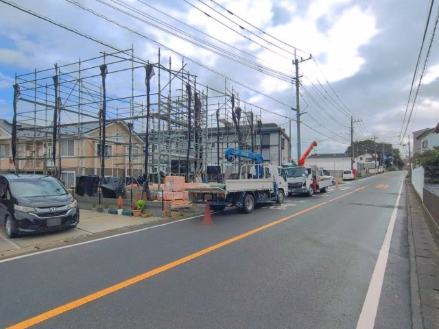富士見市大字水子の新築一戸建の外観|南側約8ｍの前面道路。