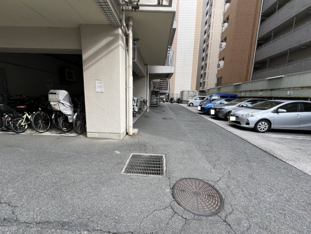 エッグビル第三江坂の駐車場