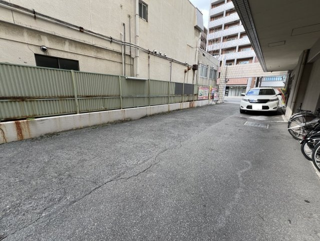 エッグビル第三江坂の駐車場
